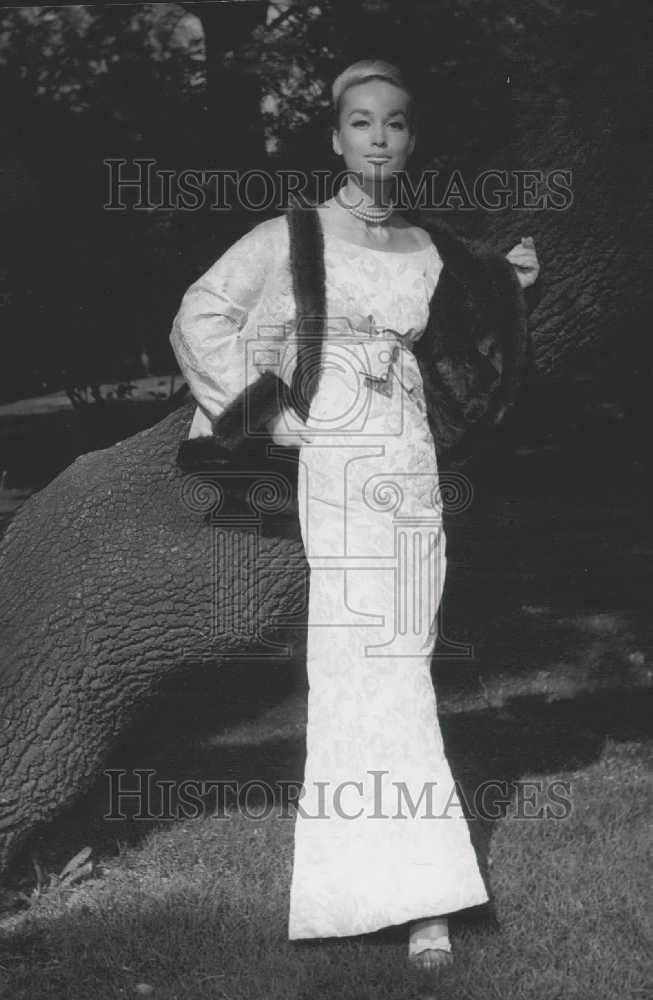 1964 Press Photo Angele models new fashions - Historic Images