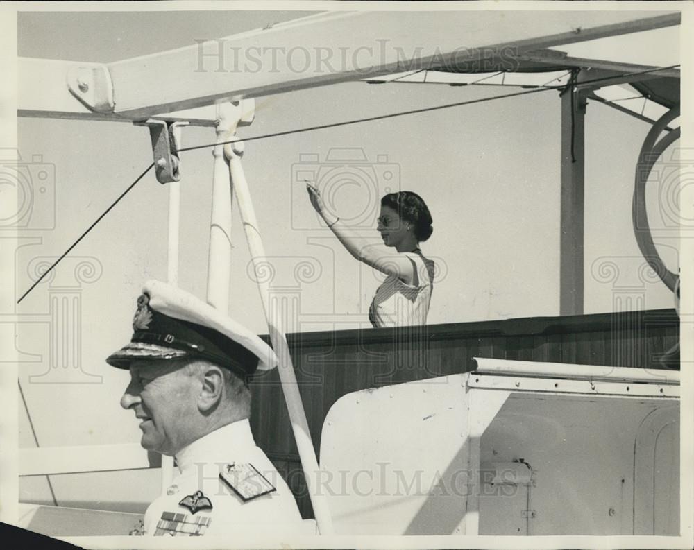 1958 Press Photo H.M. The Queen on the bridge of the "Gothic" - Historic Images
