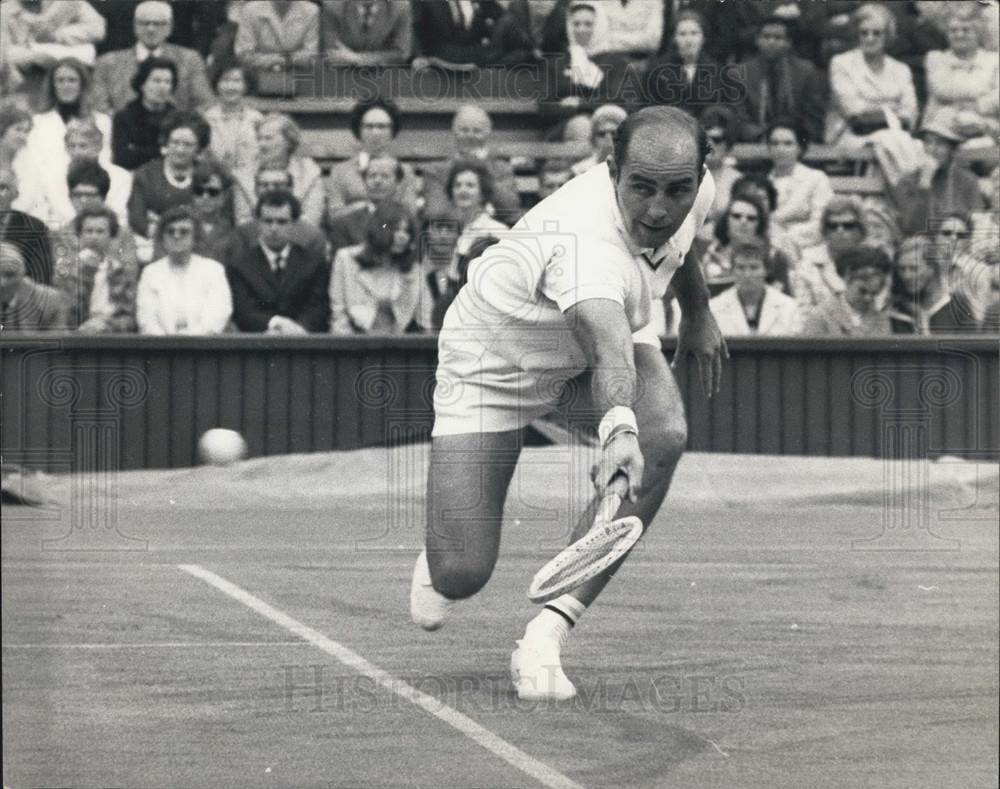 1969 Press Photo R. Hewitt (S.A) seen in action  at Wimbledon - Historic Images