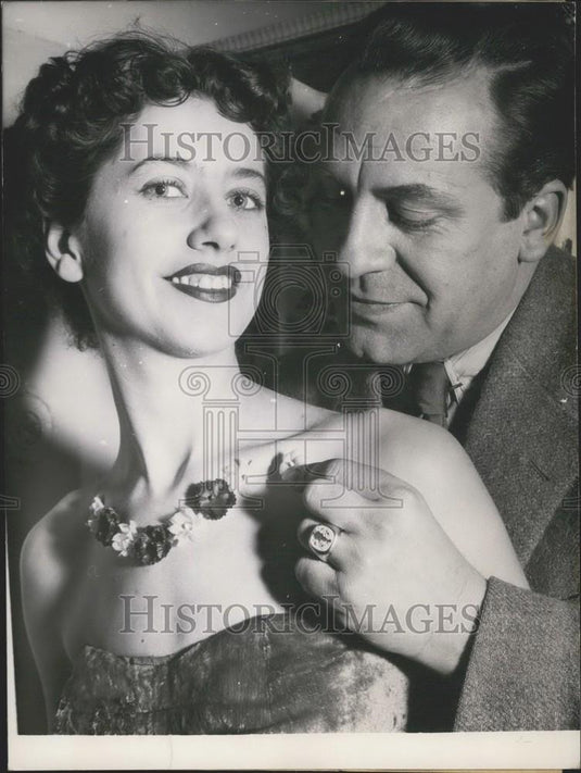 1953 Press Photo Spring flowers which can be glued to skin - Historic Images