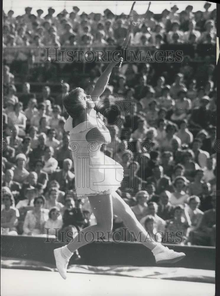 1958 Press Photo Miss Ann Haydon in play at Wimbledon - Historic Images