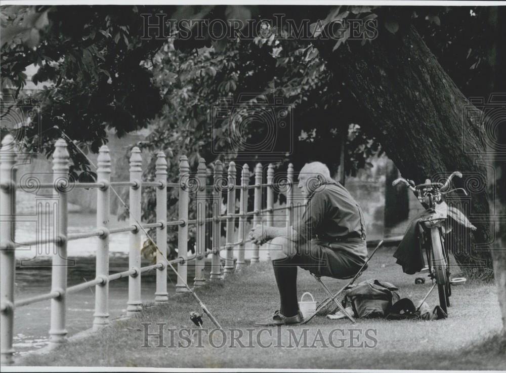 Press Photo Fishing, Isar River, Munich, Germany - Historic Images