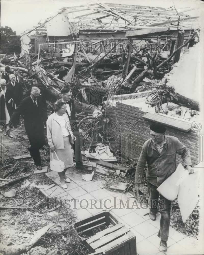 1967 Press Photo Queen Juliana Visiting Tricht Arnhem Holland Tornado victim - Historic Images