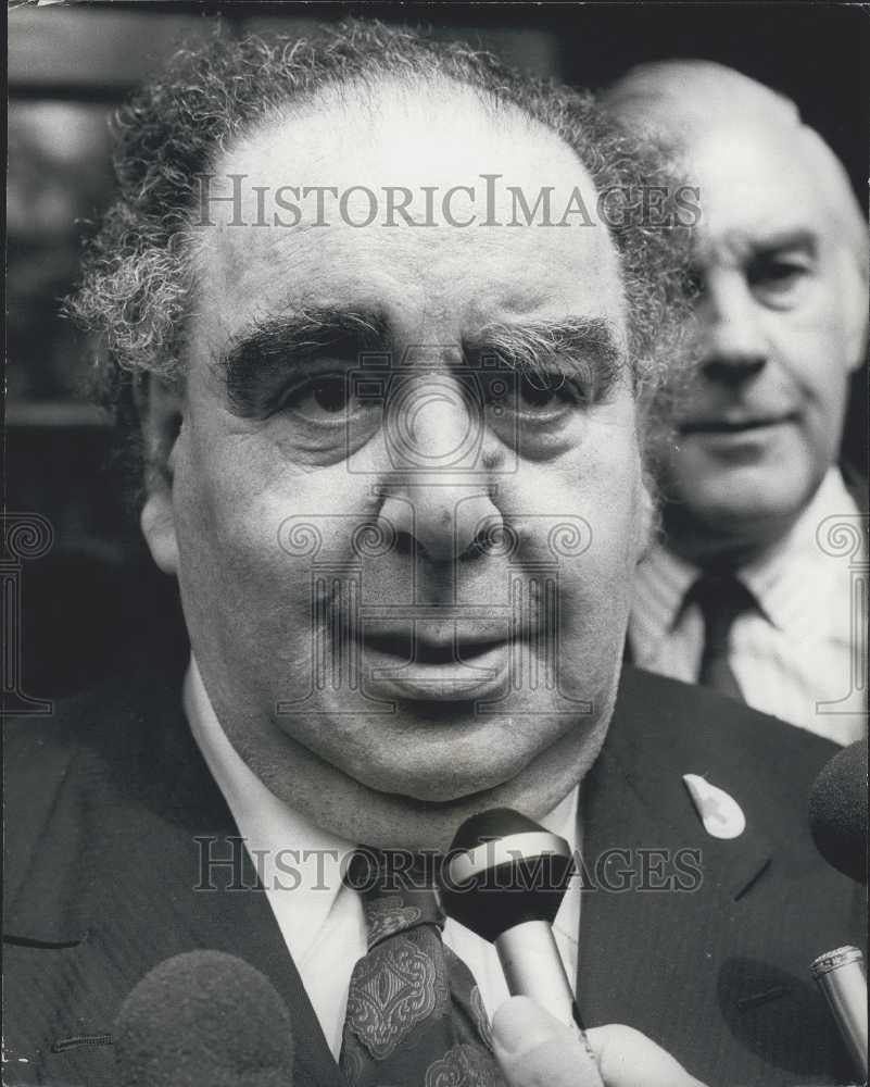 1974 Press Photo Mr. Michael Foot Employment Secretary Holding Talk On Strikes - Historic Images