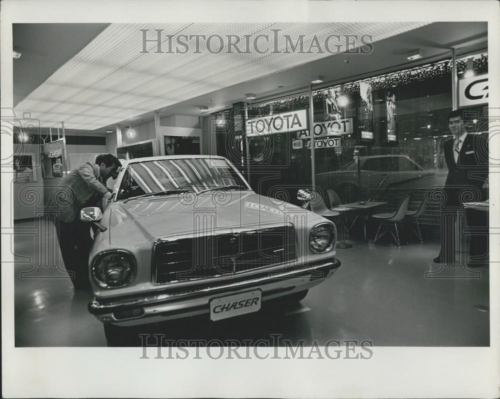 1977 Press Photo Japanese Businessmen looking at automobile - Historic Images