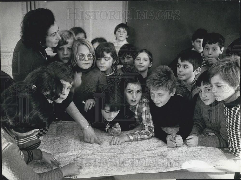 1976 Press Photo Children With Teachers Visiting Lugano Switzerland Class - Historic Images