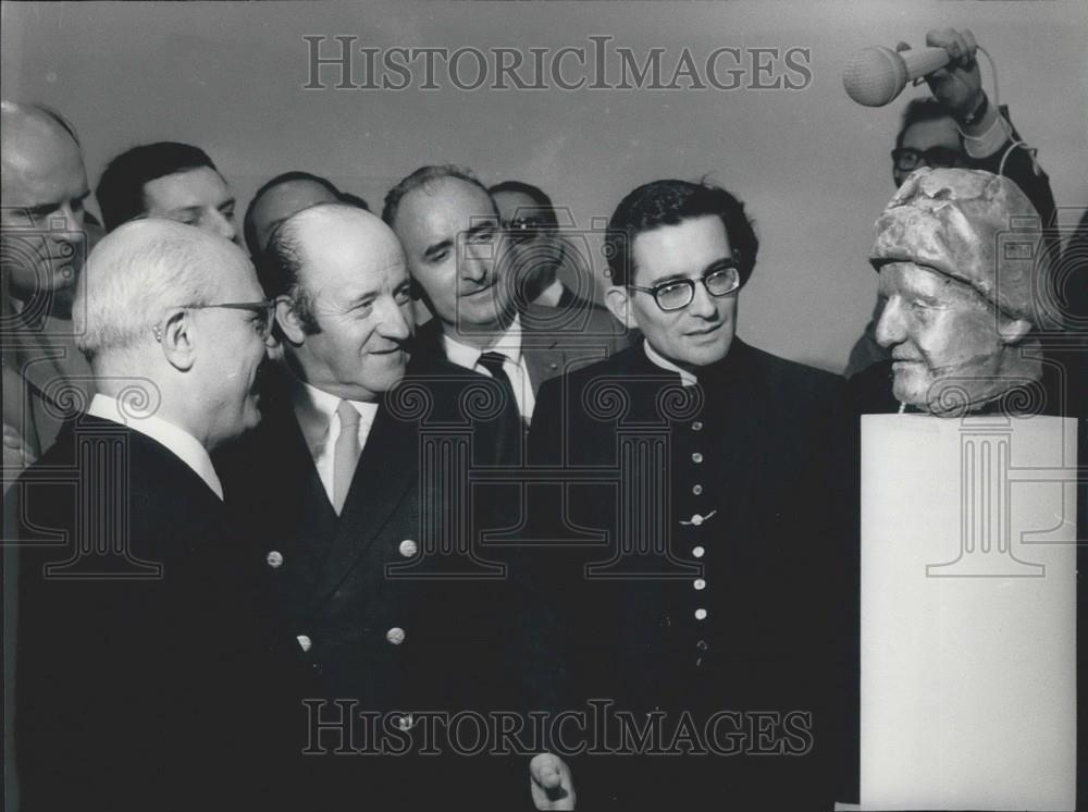 1966 Press Photo of sculptor Giacomo Manzu and others Raccolta opening - Historic Images