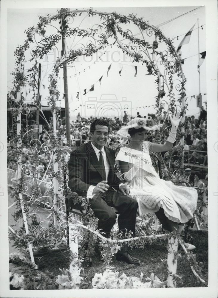 1959 Press Photo Jersey Battle of Flowers. Frankie Vaughan And The "Queen - Historic Images