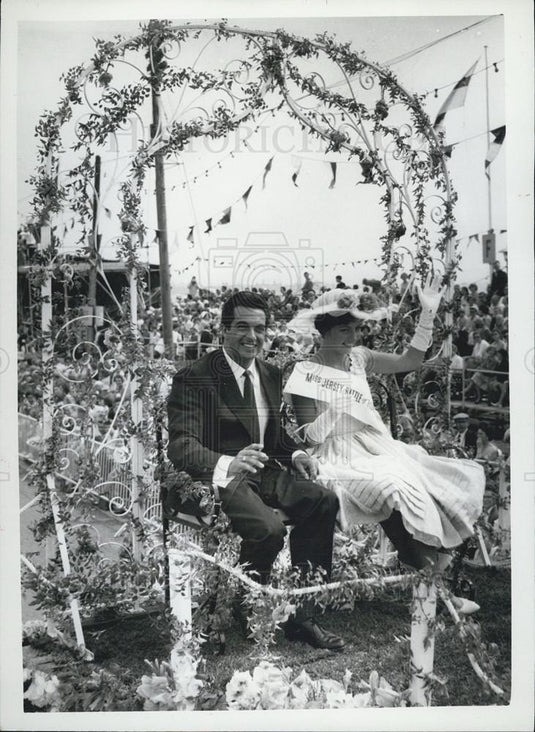 1959 Press Photo Jersey Battle of Flowers. Frankie Vaughan And The "Queen - Historic Images