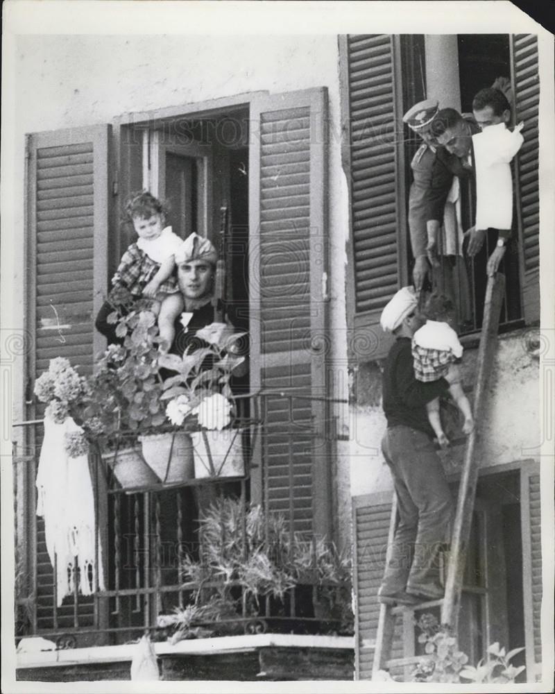 1961 Press Photo Gunman Shoots Fiancee and her Mother After 16 Hour Siege - Historic Images