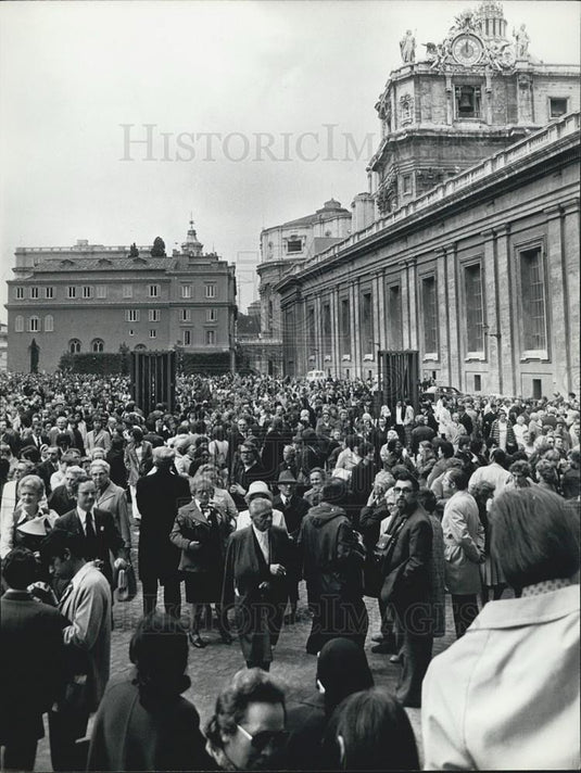 1975 Press Photo Tourists In St Petersburg During Holy Year Sordine - Historic Images