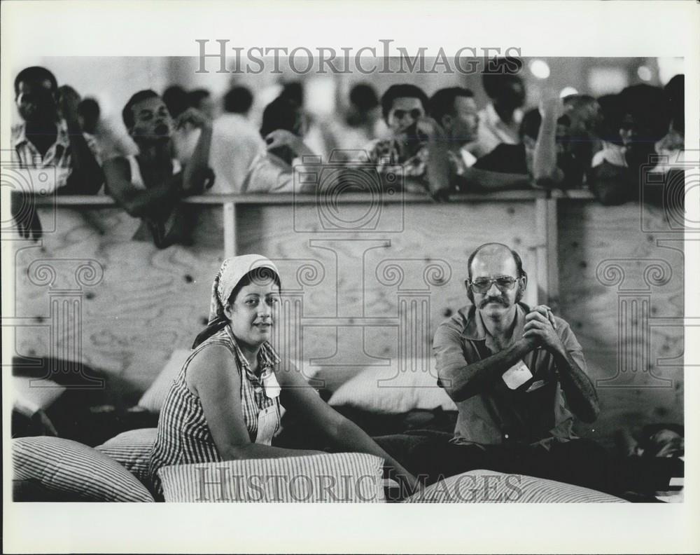 Press Photo Refugee makes Triumphant Gesture To Journalist - Historic Images