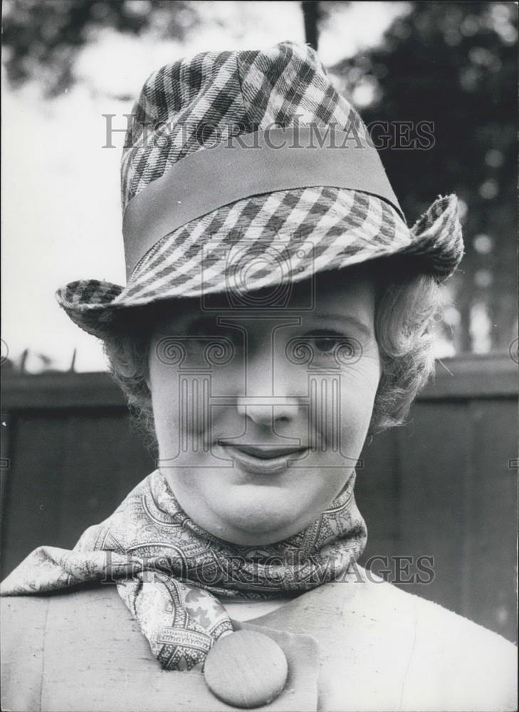 1963 Press Photo Baroness Rothschild wearing trilby style hat - Historic Images