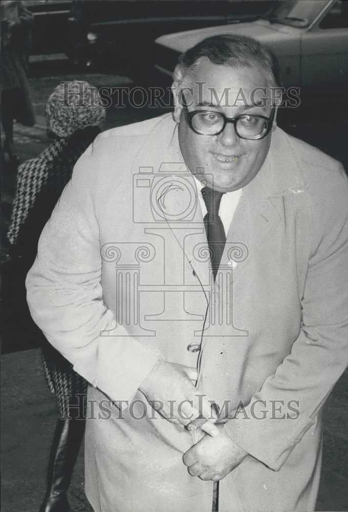 1977 Press Photo Mr Ivor Richards Arrives Back in London - Historic Images