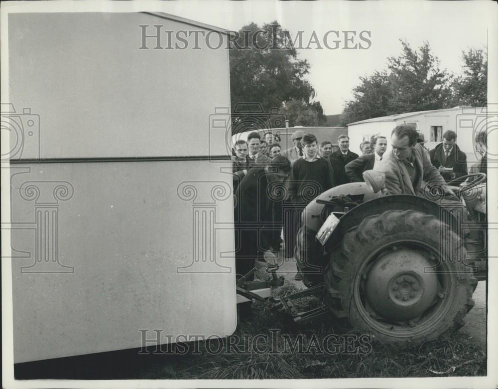 1958 Press Photo Caravan Eviction force withdraws: Police and bailiffs - Historic Images
