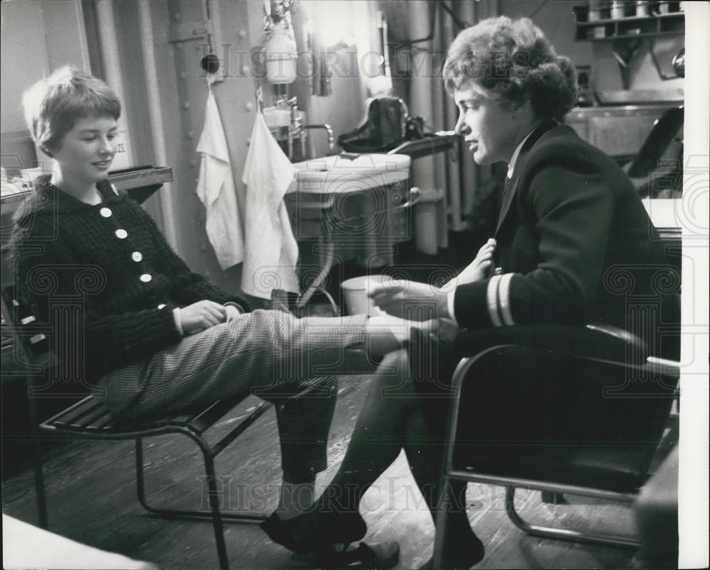 Press Photo Dr. Miriam Alderwich attends to a grazed shin - Historic Images