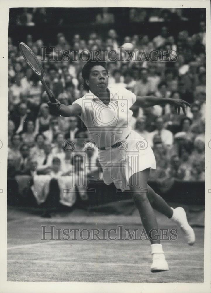 1958 Press Photo Wimbledon Womens Singles Semi-Finals Action Shot Althea Gibson - Historic Images