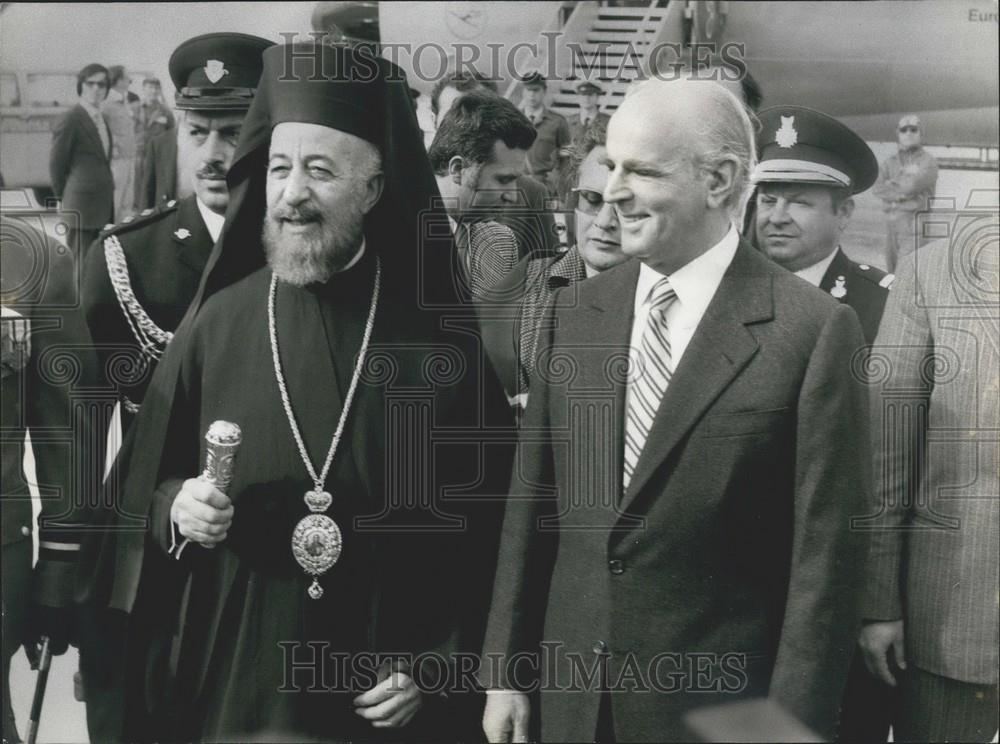 1974 Press Photo Archbishop Makarios Arriving In Athens - Historic Images