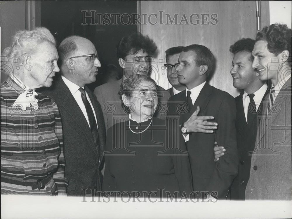 1958 Press Photo Members of Federal Diet Talk With Russian Students - Historic Images