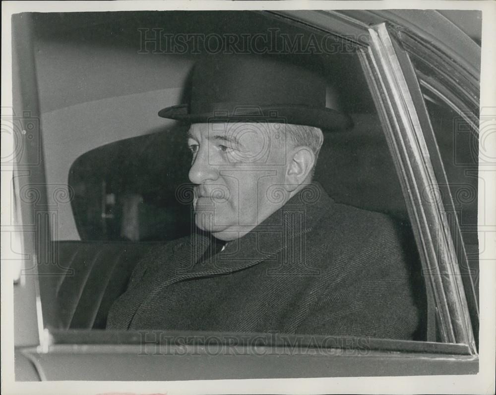1957 Press Photo New Cabinet Member Sir Percy Mills Drives To Palace - Historic Images