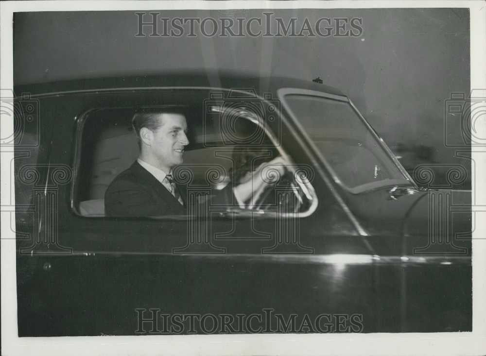1951 Press Photo The Duke of Edinburgh driving his car on his 56th Birthday - Historic Images
