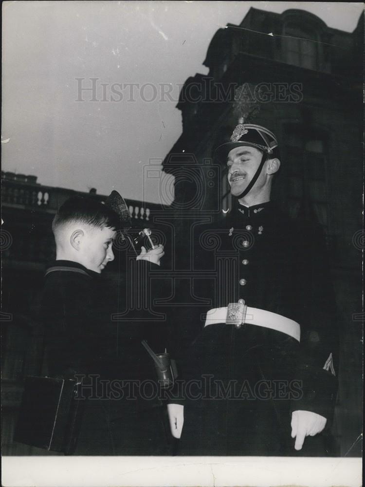 Press Photo Durand of Rogues Boy takes Pic At Elysee Palace Courtyard - Historic Images