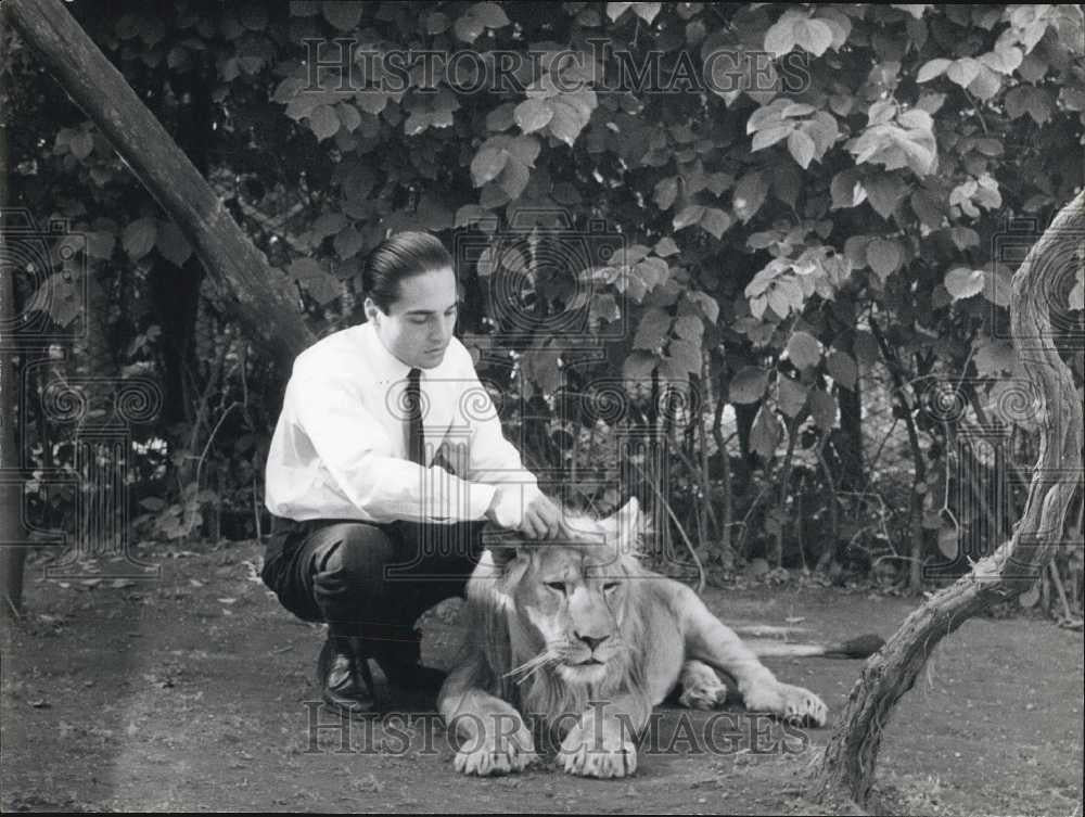 1963 Press Photo Giuseppe Russo &amp; Pet African Lion Milford - Historic Images