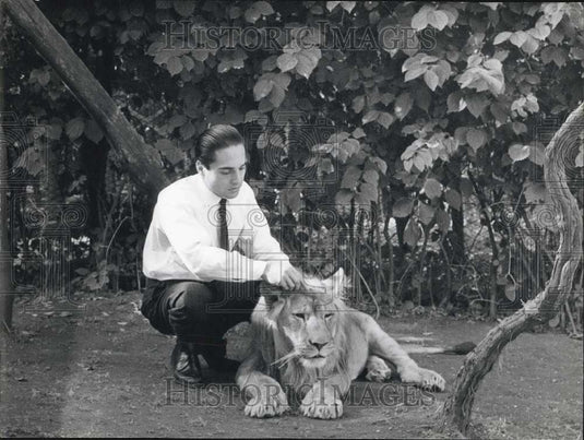 1963 Press Photo Giuseppe Russo & Pet African Lion Milford - Historic Images