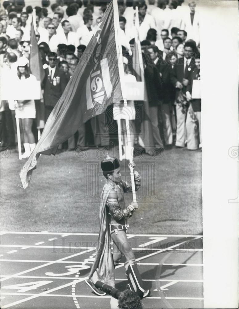 1972 Press Photo Mongolia Flag Bearer Munich Olympics Opening Ceremony - Historic Images