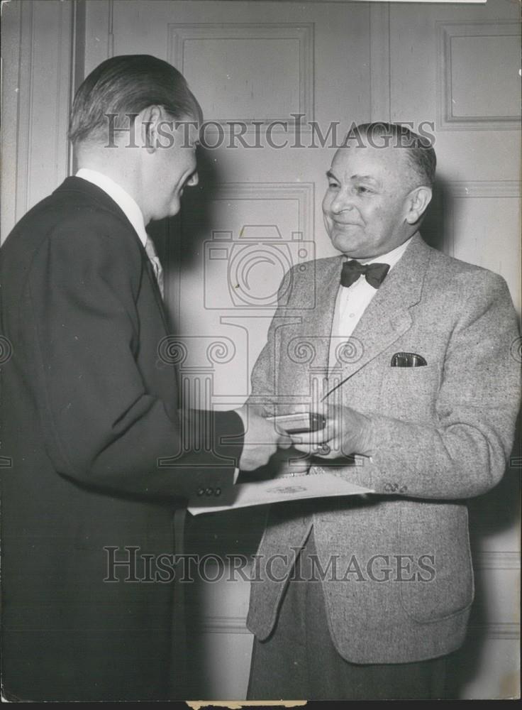 1954 Press Photo President Dr. Hans Ehard Honored Munich Arne Torgersen Germany - Historic Images