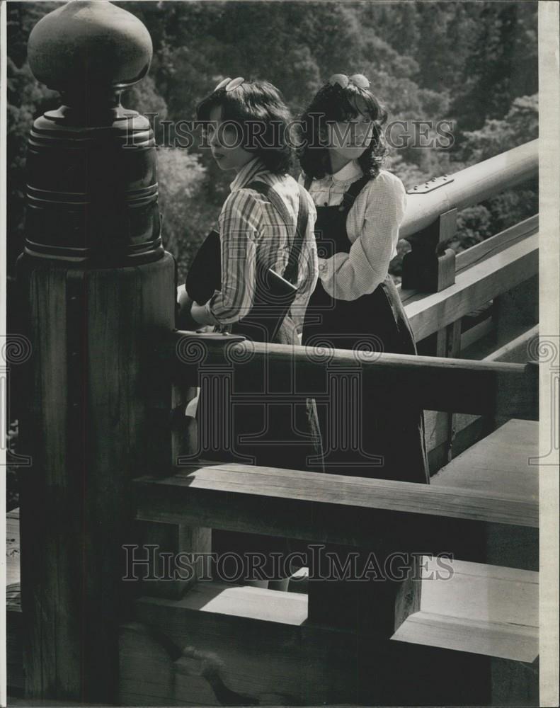 Press Photo Japanese Students, Shrine, Kyoto, Japan - Historic Images