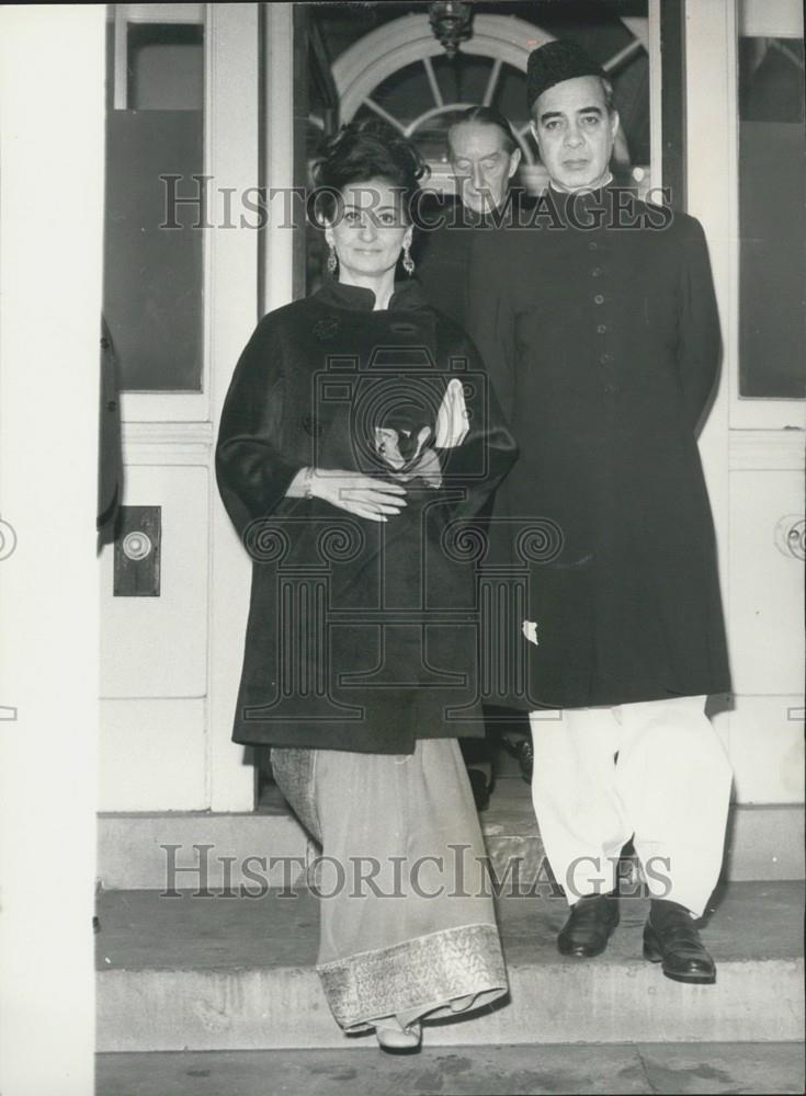 1968 Press Photo New Pakistan High Commissioner in London Presents Credentials - Historic Images