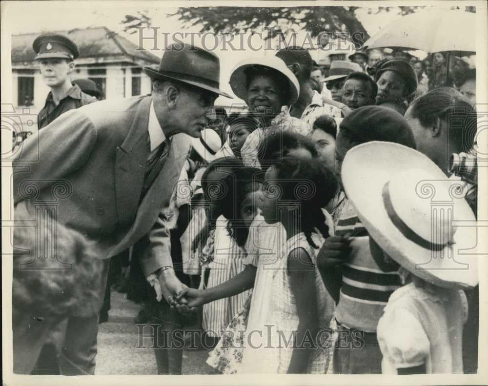 1953 Press Photo Governor Alfred Savage Shares Kindly Words With Youngsters - Historic Images