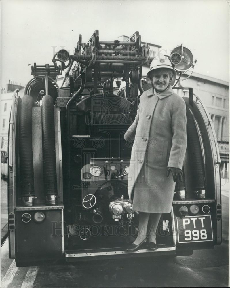 1968 Press Photo Frances Bright on a fire engine - Historic Images