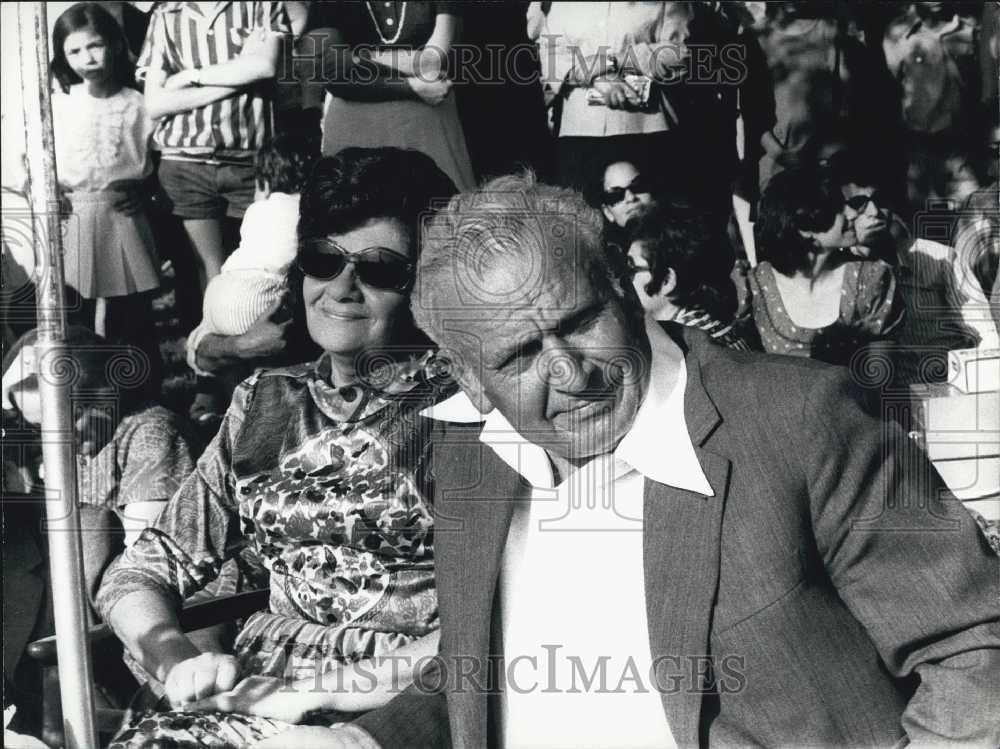 1973 Press Photo Professor E. Katzir &amp; Wife at Garden Party in His Honor - Historic Images