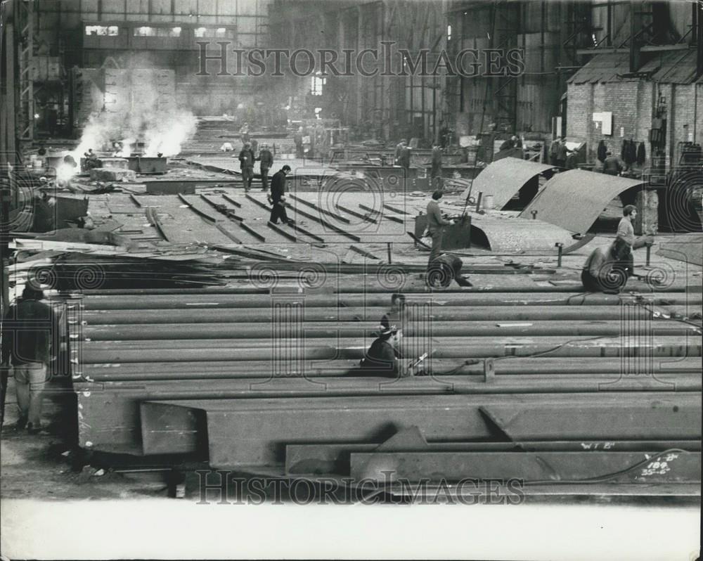 Press Photo Workers Build Ships Upper Clyde Yard Scotland - Historic Images