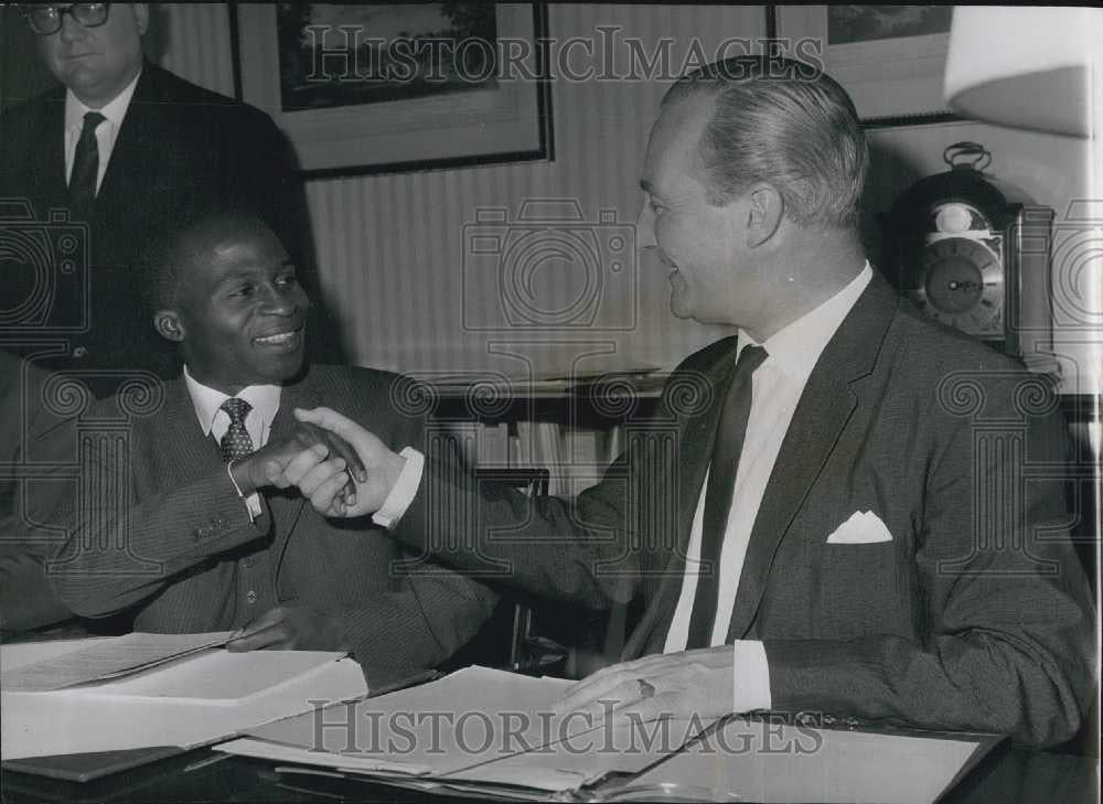 1966 Press Photo Minister of Finance In Malawi Government Signs Letters - Historic Images