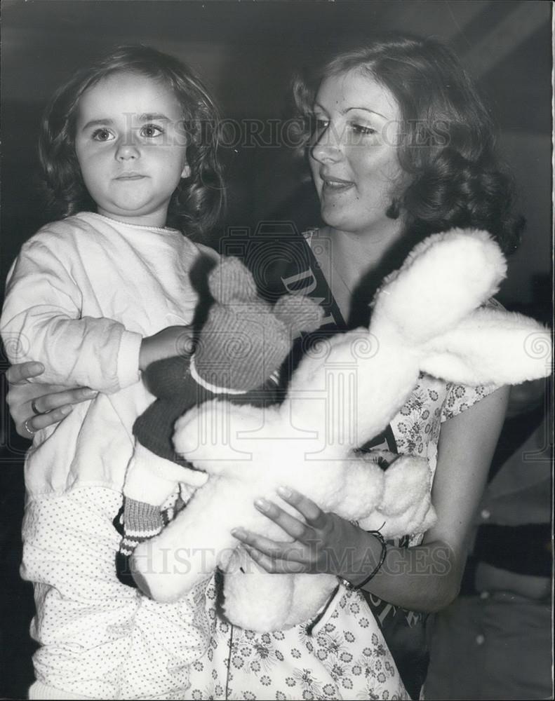 1975 Press Photo  Dairy Queen finalist Allayne Blacker &amp; Toys for children - Historic Images