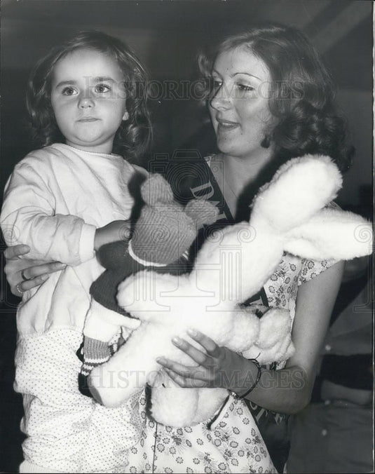 1975 Press Photo  Dairy Queen finalist Allayne Blacker & Toys for children - Historic Images