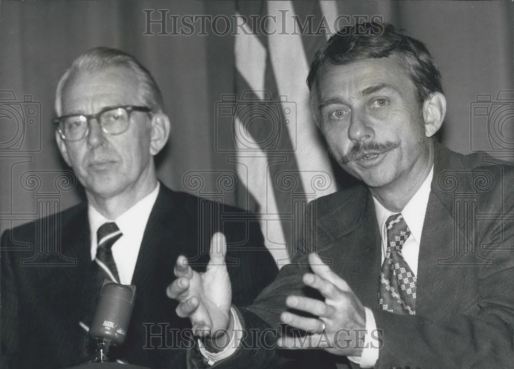 1974 Press Photo Dr. Owen Garriott Dr. James Fletcher NASA Skylab space station - Historic Images