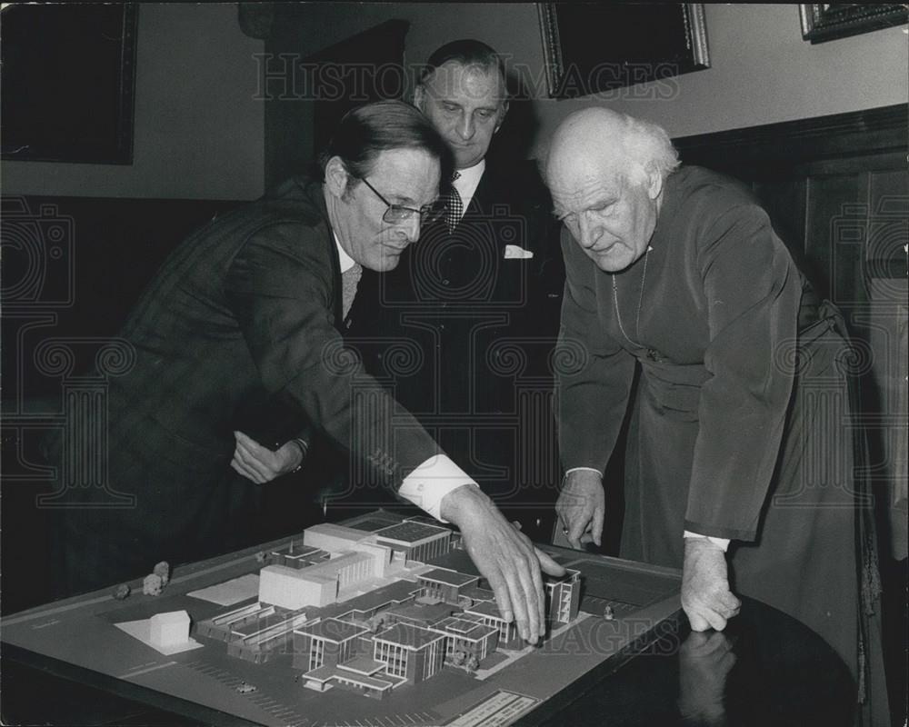 1972 Press Photo Archbishop Canterbury Ramsey Viewing Camberwell School Model - Historic Images