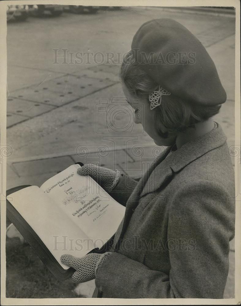 1952 Press Photo Woman Holding First Bible Printed In Swahili London Airport - Historic Images