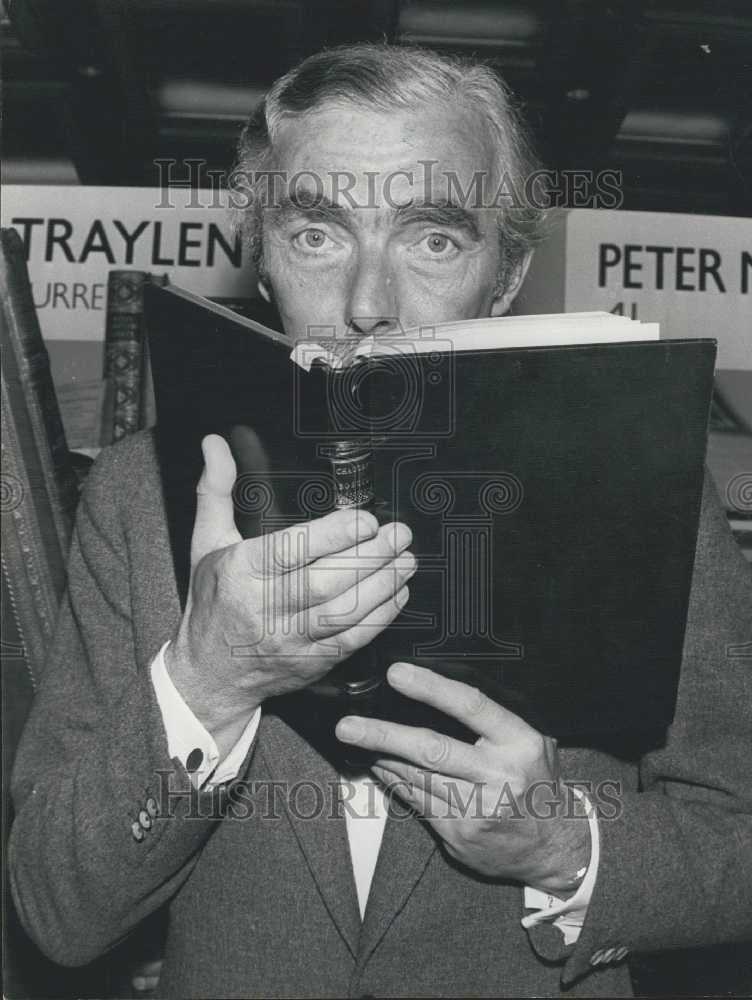 Press Photo Frank Muir, the TV and Radio personality at book fair - Historic Images