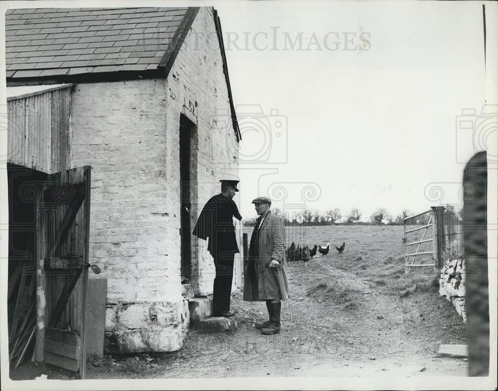 1953 Press Photo Police investigate disappearance of farmer and his wife - Historic Images