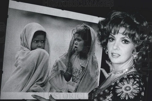 Press Photo Actress Gina Lollobrigida Opens Picture Exhibition in West Berlin - Historic Images