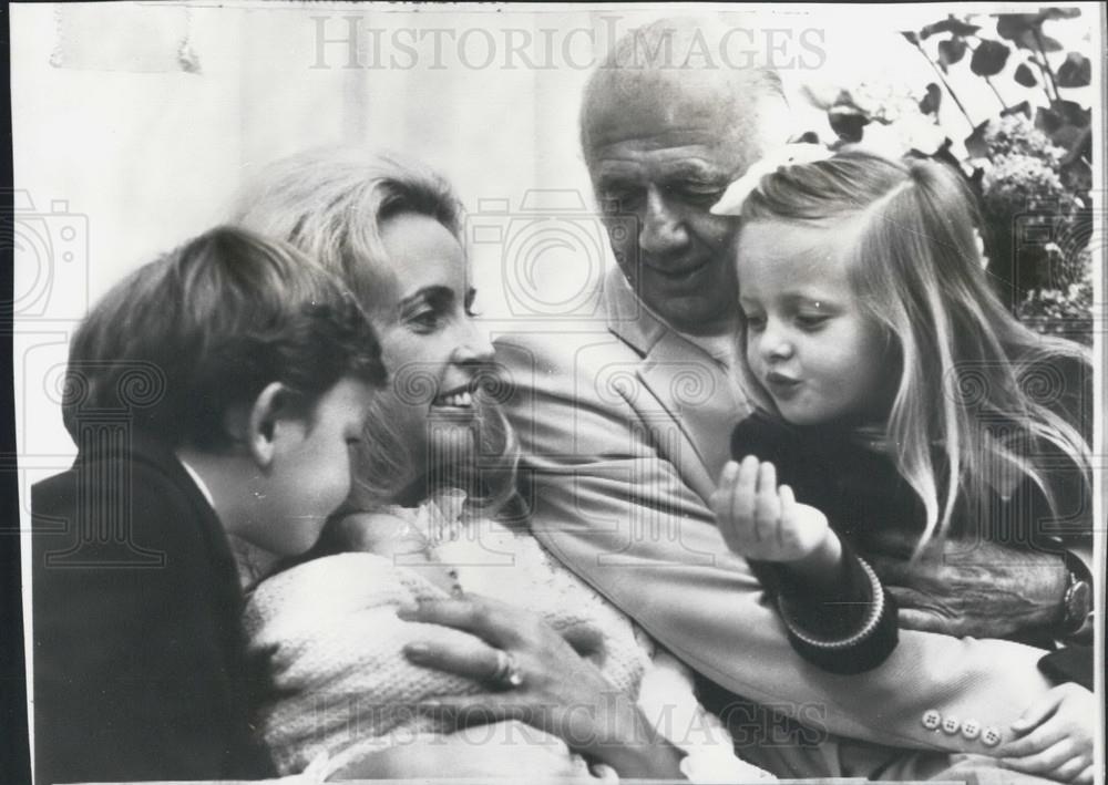 1972 Press Photo Australian Prime Minister William McMahon Having Baby Daughter - Historic Images