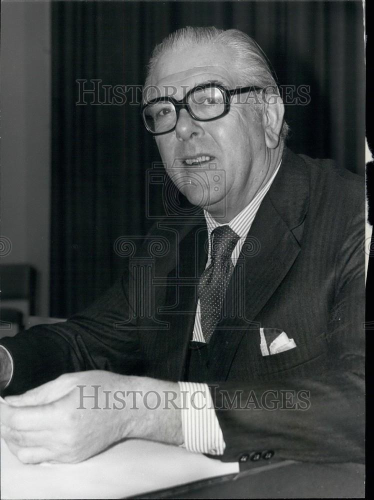1975 Press Photo British High Commissioner Designate Peter Mennell At office - Historic Images