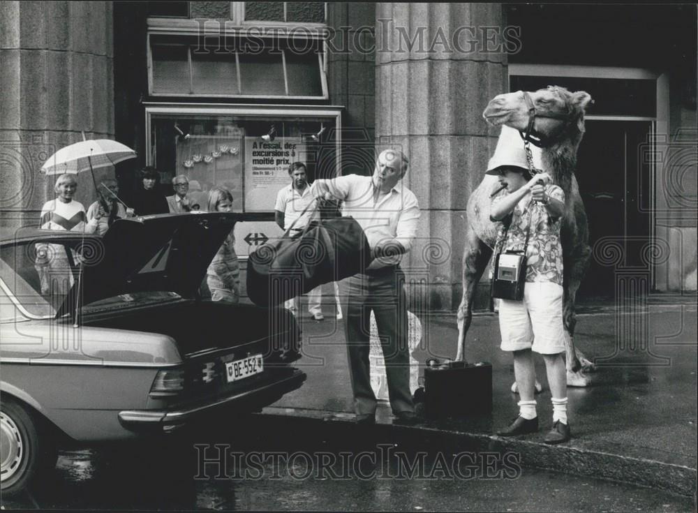 1982 Press Photo Tourists Shocked at Man With Camel at Beil&#39;s Railway Station - Historic Images
