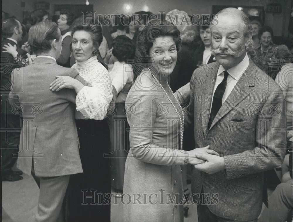 1972 Press Photo Sir Gerald Nabarro Dances With His Wife - Historic Images