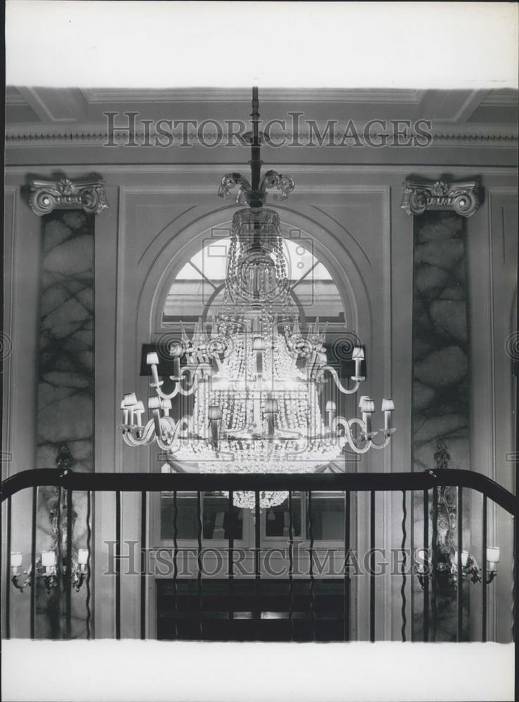 Press Photo Glass Chandelier, Crush Bar - Historic Images